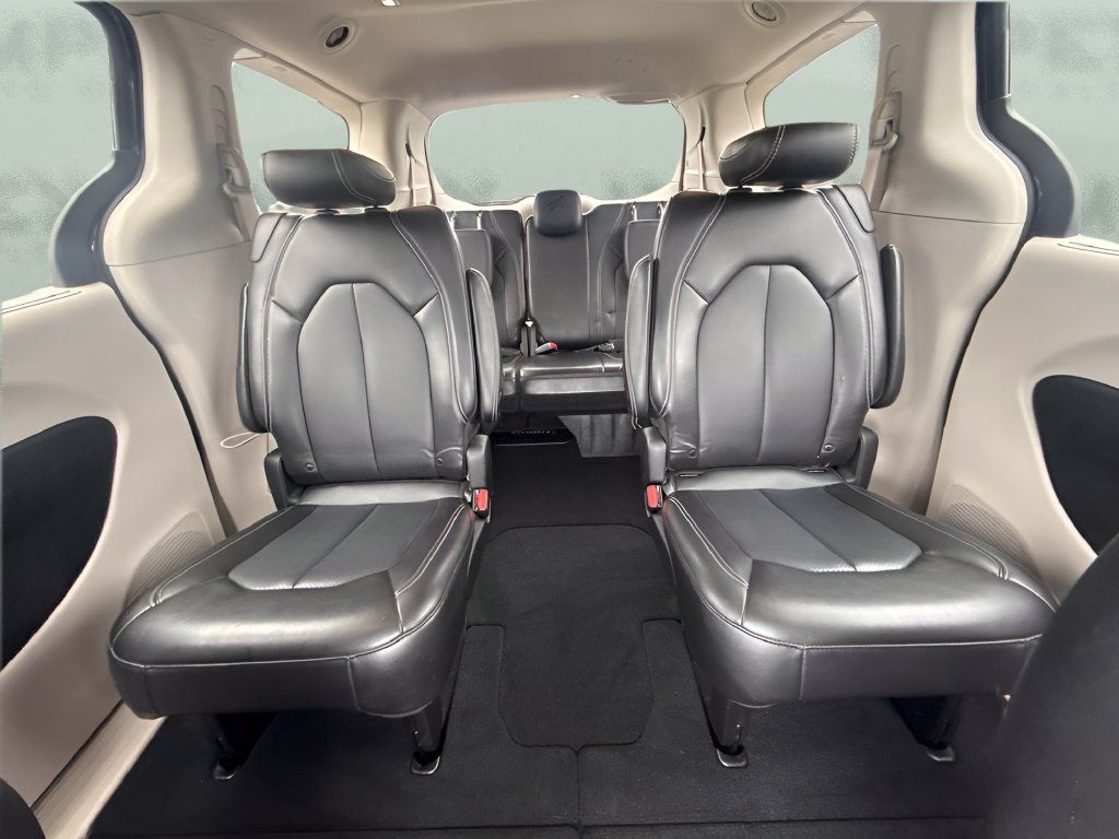 Used 2024 Chrysler Pacifica Touring-L FWD image 10