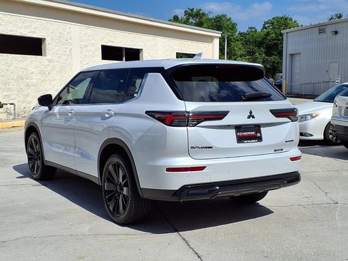 Used 2026 Mitsubishi Outlander LE FWD image 3