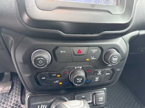 Used 2021 Jeep Renegade Latitude AWD/4WD image 18