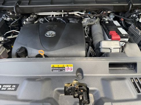 Used 2022 Toyota Highlander XLE AWD/4WD image 8