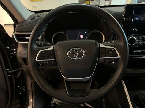 Used 2025 Toyota Highlander LE FWD image 29