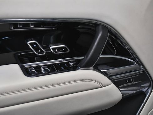 Used 2025 Land Rover Range Rover SE image 10