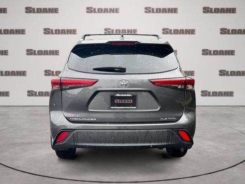 Used 2021 Toyota Highlander XLE AWD/4WD image 4