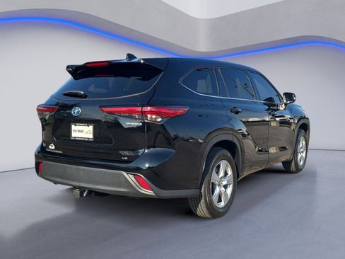 Used 2021 Toyota Highlander LE image 10