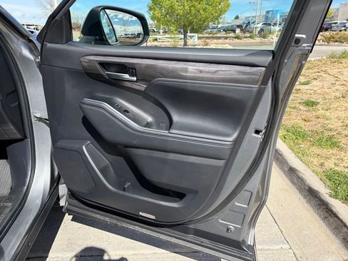 Used 2025 Toyota Highlander Platinum AWD/4WD image 25