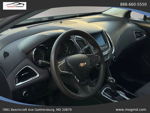 Used 2019 Chevrolet Cruze LT w/ Convenience Package FWD image 16