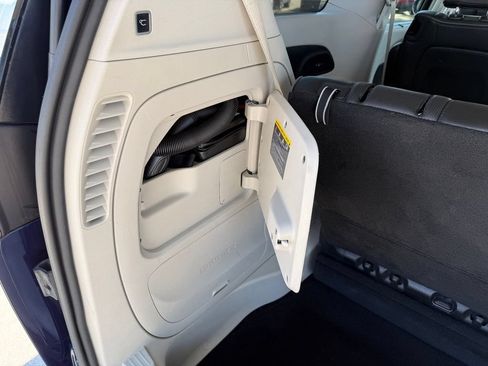 Used 2019 Chrysler Pacifica Limited w/ Advanced Safetytec Group FWD image 18