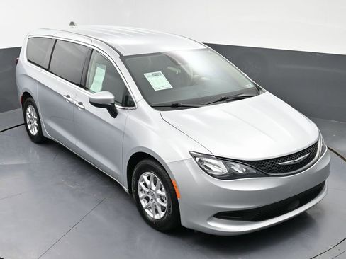 Used 2023 Chrysler Voyager LX image 41