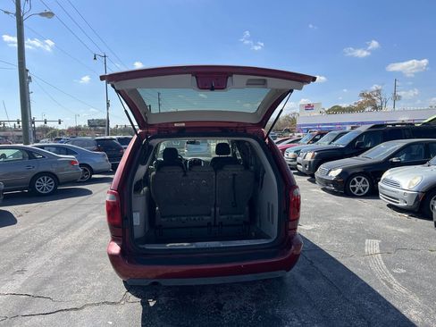 Used 2006 Chrysler Town & Country Touring image 12