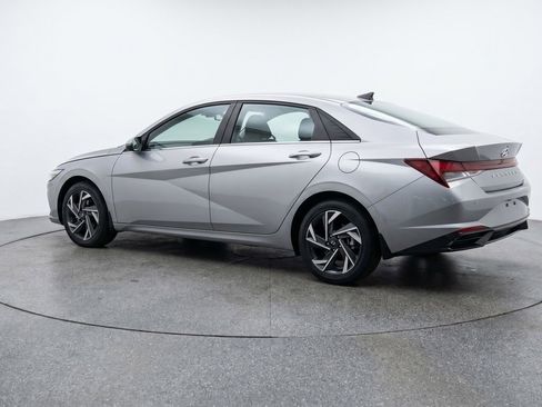 Used 2025 Hyundai Elantra SEL FWD image 6