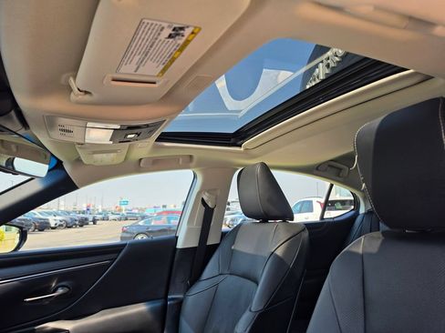 Used 2024 Lexus ES 300h w/ Premium Package FWD image 12