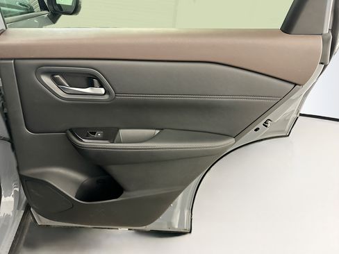 Used 2023 Nissan Rogue SL image 32