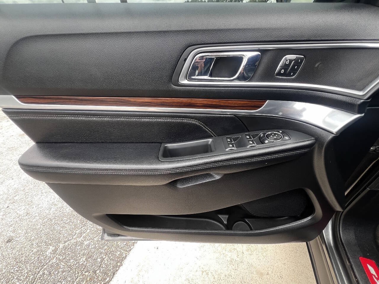 Used 2016 Ford Explorer Limited w/ Equipment Group 301A AWD/4WD image 18