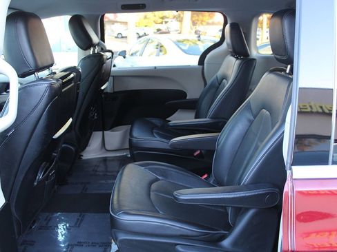 Used 2017 Chrysler Pacifica Platinum image 25