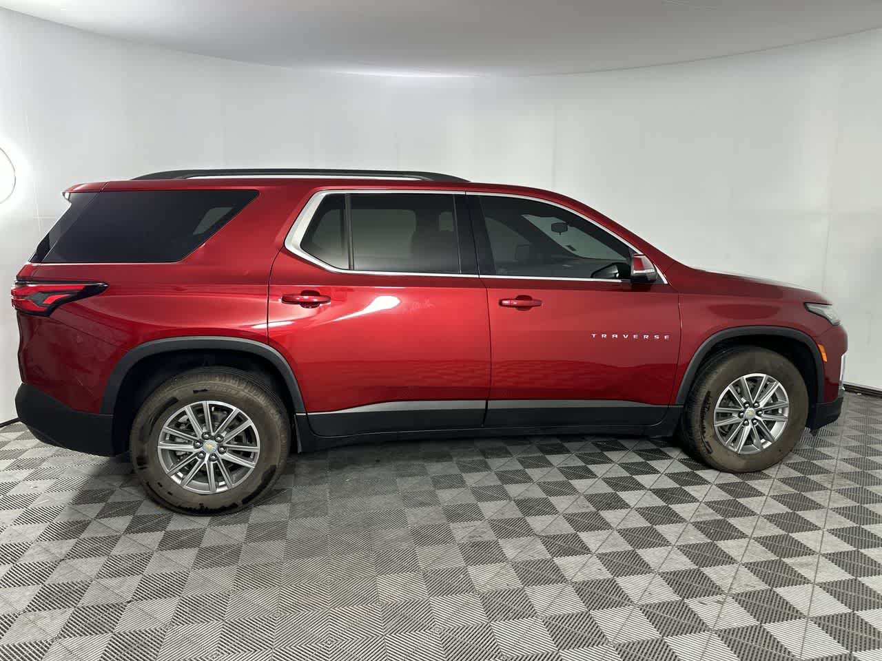 Used 2023 Chevrolet Traverse LT FWD image 9