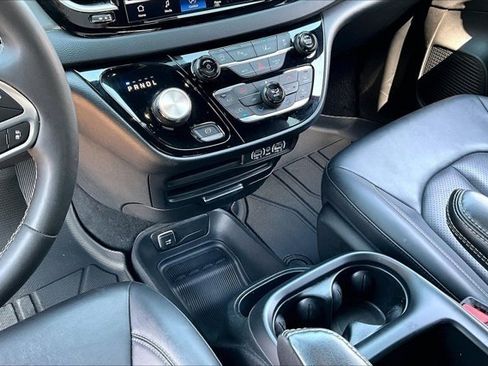 Used 2025 Chrysler Pacifica Select FWD image 18