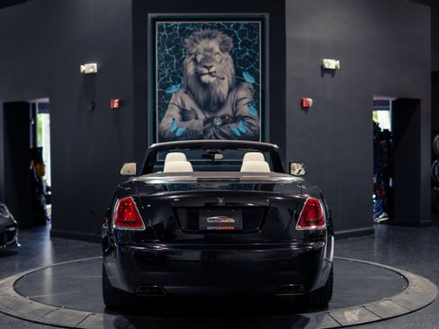 Used 2018 Rolls-Royce Dawn RWD image 21