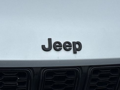 Used 2022 Jeep Grand Cherokee Altitude image 8