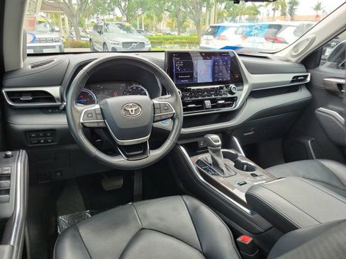 Used 2022 Toyota Highlander Platinum AWD/4WD image 11