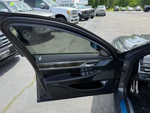 Used 2022 BMW 750i xDrive w/ M Sport Package AWD/4WD image 32