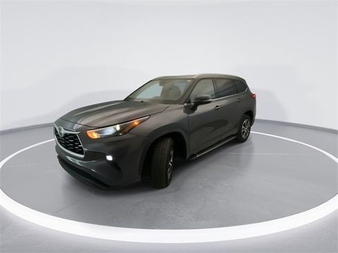 Used 2022 Toyota Highlander XLE image 8
