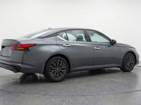 Used 2025 Nissan Altima 2.5 SV image 9