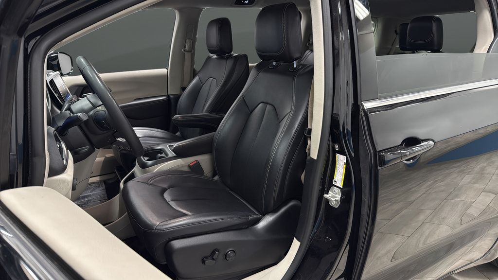 Used 2024 Chrysler Pacifica Touring-L FWD image 9