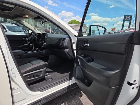 Used 2023 Nissan Pathfinder SL AWD/4WD image 14