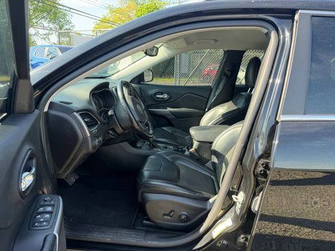 Used 2021 Jeep Cherokee Latitude Plus AWD/4WD image 25