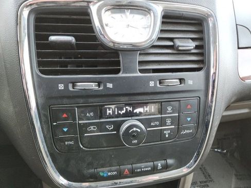 Used 2016 Chrysler Town & Country Touring image 15