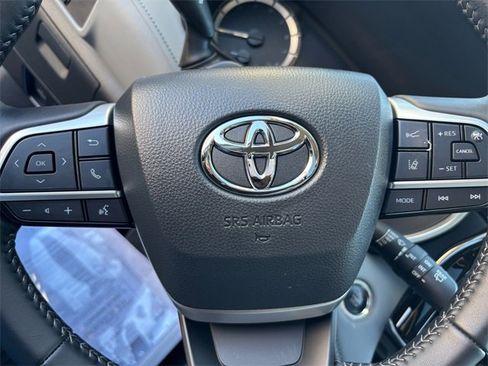 Used 2025 Toyota Highlander XLE image 20