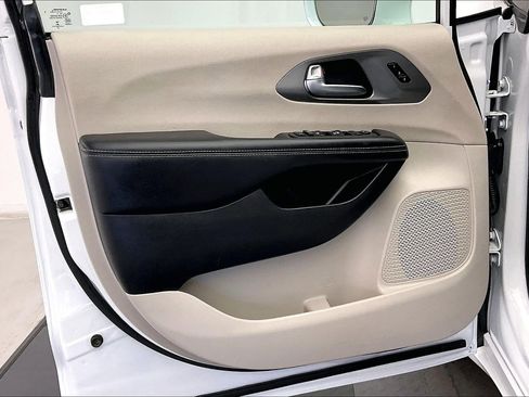 Used 2022 Chrysler Pacifica Touring-L image 25