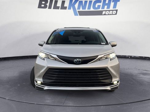 Used 2021 Toyota Sienna XLE image 8