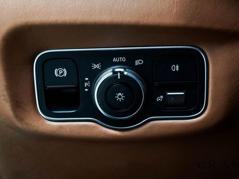 Used 2021 Aston Martin V8 Vantage Roadster RWD image 41