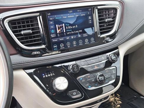 Used 2020 Chrysler Pacifica Limited image 18