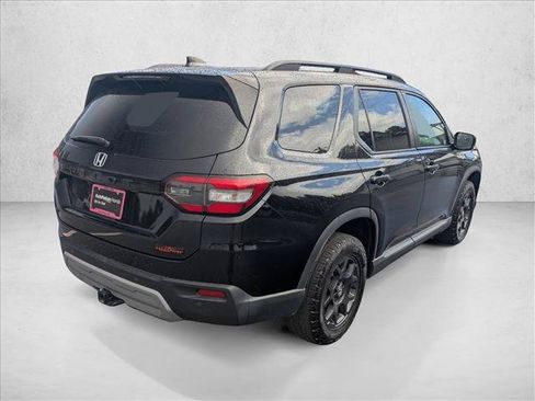 Certified 2025 Honda Pilot TrailSport image 5