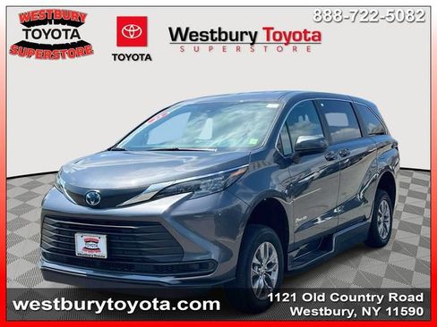 Used 2025 Toyota Sienna LE FWD image 5