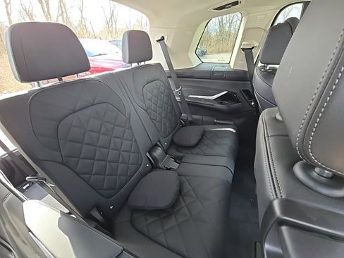 Used 2024 BMW X7 xDrive40i w/ Climate Comfort Package image 18