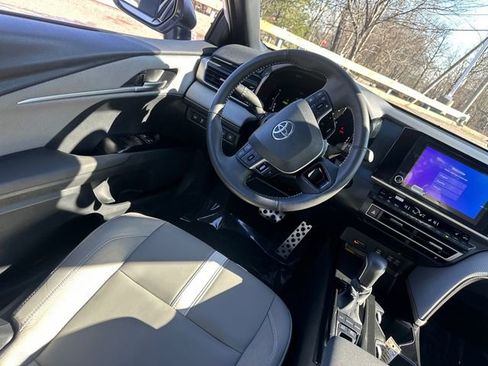 Used 2025 Toyota Camry SE w/ Convenience Package image 18