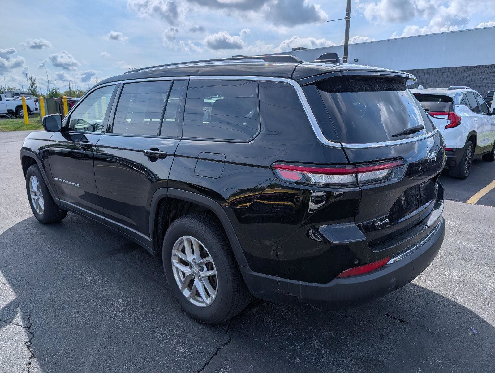 Used 2023 Jeep Grand Cherokee L Laredo AWD/4WD image 8