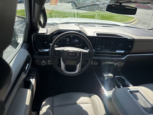 Used 2022 GMC Sierra 1500 SLT w/ SLT Convenience Package image 2