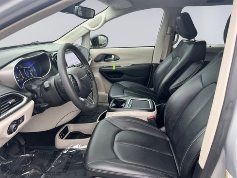Certified 2024 Chrysler Pacifica Touring-L image 12