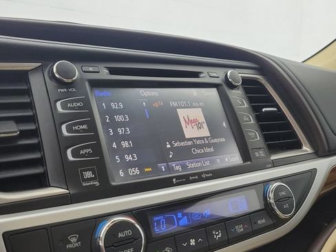 Used 2019 Toyota Highlander Limited Platinum FWD image 29