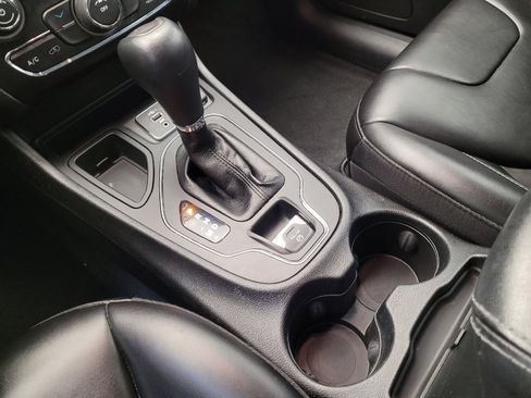 Used 2020 Jeep Cherokee Latitude Plus image 26