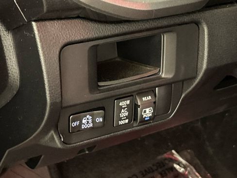 Used 2017 Toyota Tacoma TRD Sport AWD/4WD image 13