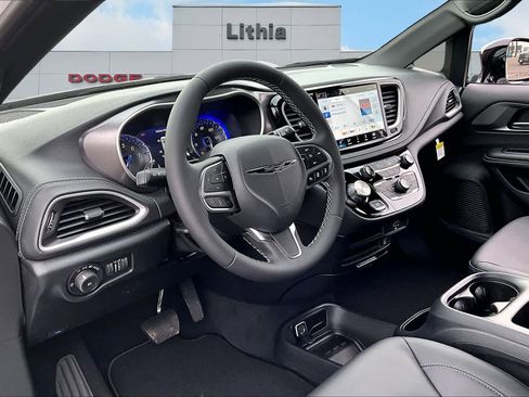 New 2026 Chrysler Pacifica Select image 2