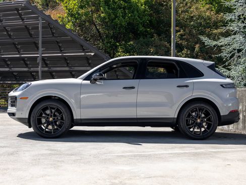 Certified 2025 Porsche Cayenne AWD/4WD image 2