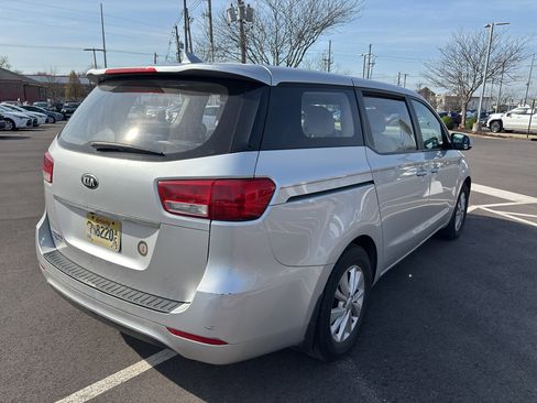 Used 2017 Kia Sedona L image 5