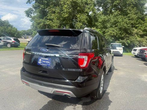 Used 2017 Ford Explorer XLT w/ Equipment Group 202A FWD image 5