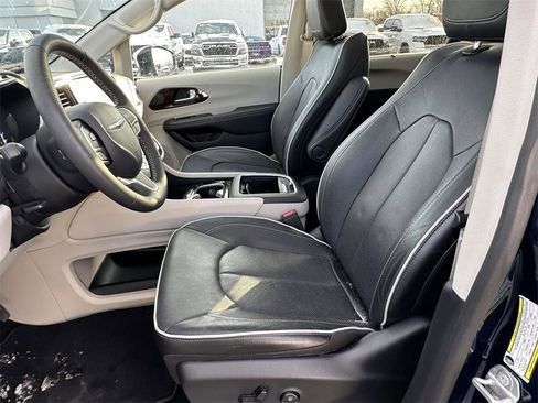 Used 2022 Chrysler Pacifica Limited image 19